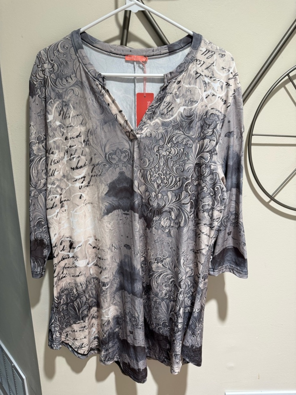 Simply Aster Women's Grey Patterned V-Neck Tunic Top Size 1X New